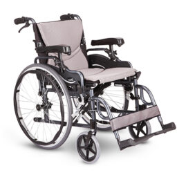 輪椅王 隆重介紹台灣品牌Karma KM-2580 高承重手推輪椅— 一款可折疊手動輪椅，配有軟墊座椅和靠背、大後輪、旋轉前輪、扶手和腳踏板，帶來極致的舒適性和移動性。