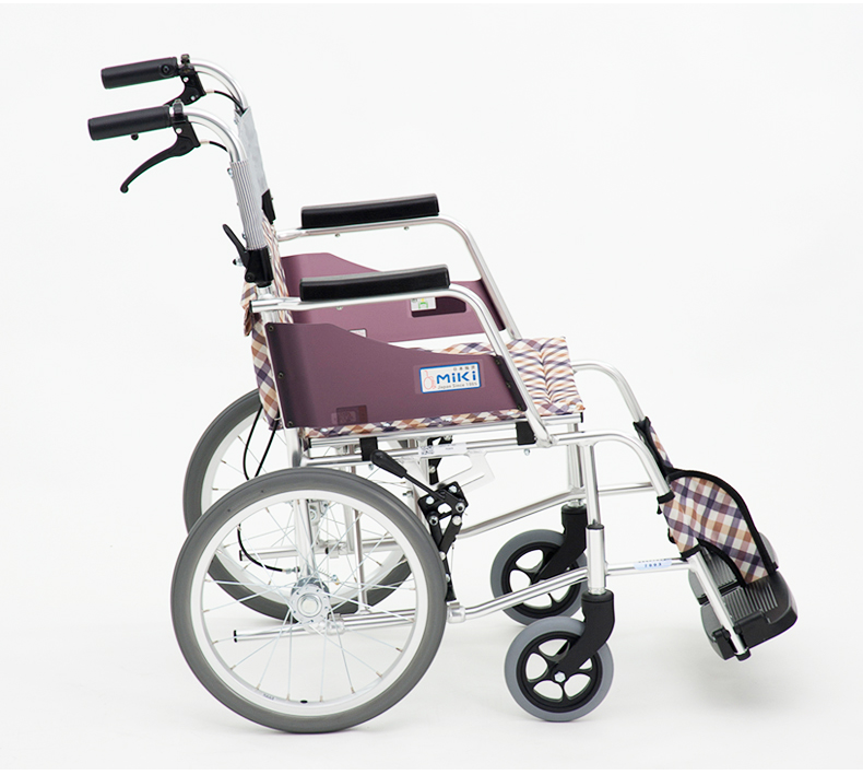 輪椅王 輕量日本品牌 Miki MO43JL-16(N) 手推輪椅的側視圖，配有格子座墊和靠背、大後輪和小前腳輪，專為室內和室外使用而設計。日本MIKI MOCC-43-JL DX