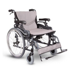 輪椅王 灰色手動輪椅，配有軟墊座椅、靠背和扶手。它具有大後輪、小前輪、腳踏板，由台灣品牌Karma KM-2580X高承重輪椅設計，增強耐用性。