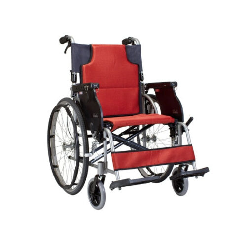輪椅王 紅黑手動輪椅，台灣品牌Karma KM7570手推輪椅，後輪較大，前輪較小，配有腳踏板和推動手柄。