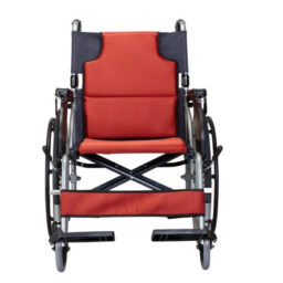 輪椅王 紅色和黑色的輕量手動輪椅，台灣品牌Karma KM7570手推輪椅，配有折疊腳踏板，是影像的中心。