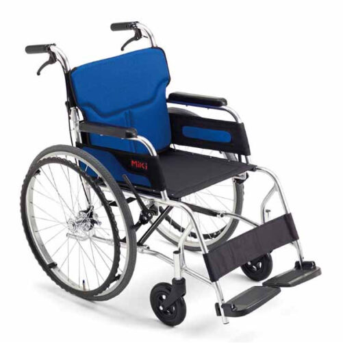 輪椅王 來自日本品牌Miki WLS-22手推輪椅的藍黑手動輪椅，具有堅固的金屬框架、兩個大後輪、兩個小前輪、扶手和腳踏板。
