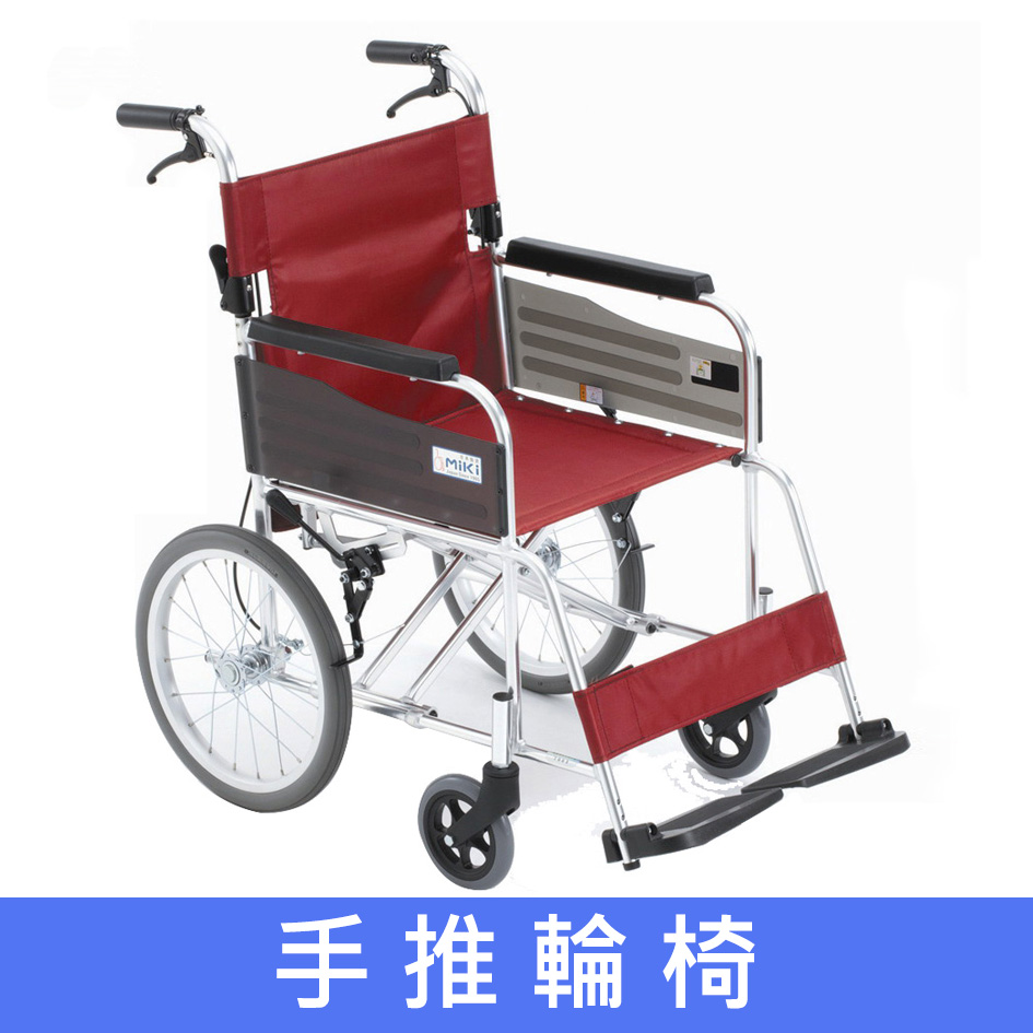 輪椅王 紅色和銀色手動手推輪椅，具有較大的後輪、較小的前輪和扶手。底部的藍色文字以未知語言顯示。