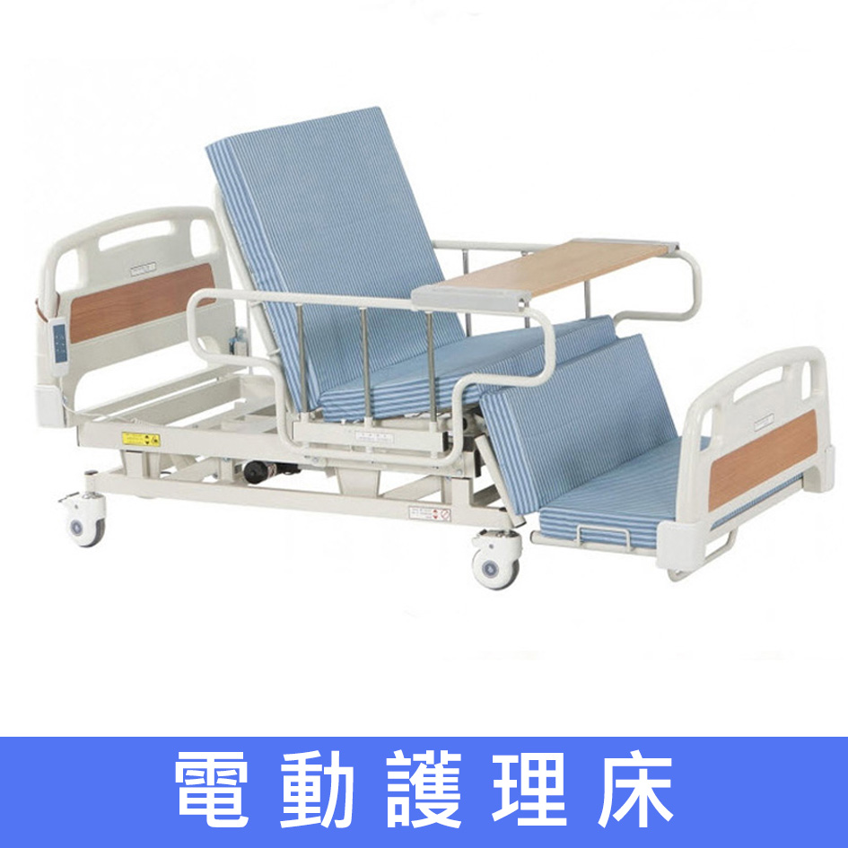 輪椅王 一張可調節的醫院病床，配有藍色襯墊，配有側欄、腳輪和一個可拆卸的小托盤。底部的文字是中文。這張床被稱為電動護理床，為患者提供增強的舒適度和功能。