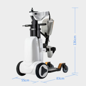 輪椅王 邦邦【直立式電動輪椅】BBR-XZ-YWJ-01 是白色機器人移動設備，高 136 公分、寬 55 公分、深 83 公分。它具有車把、座椅和三個輪子，以增強機動性。