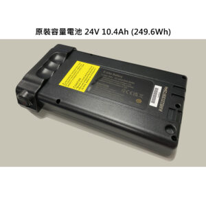 輪椅王 帶有黃色警告標籤的 24V 10.4Ah (249.6Wh) 電動自行車電池，標識為電動輪椅鋰電池，平放在灰色表面上。中文文字出現在圖像的頂部。