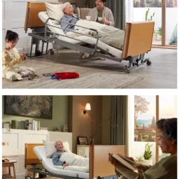 輪椅王 兩張照片，都拍攝在一間配有醫院病床的舒適房間。上圖中，一位老人躺在德國品牌護理床WCSH500上，該床的床高超低，只有8厘米，旁邊坐著一位年輕人，一個孩子在地板上玩耍。下圖中，老人坐在床上，正在看書。
