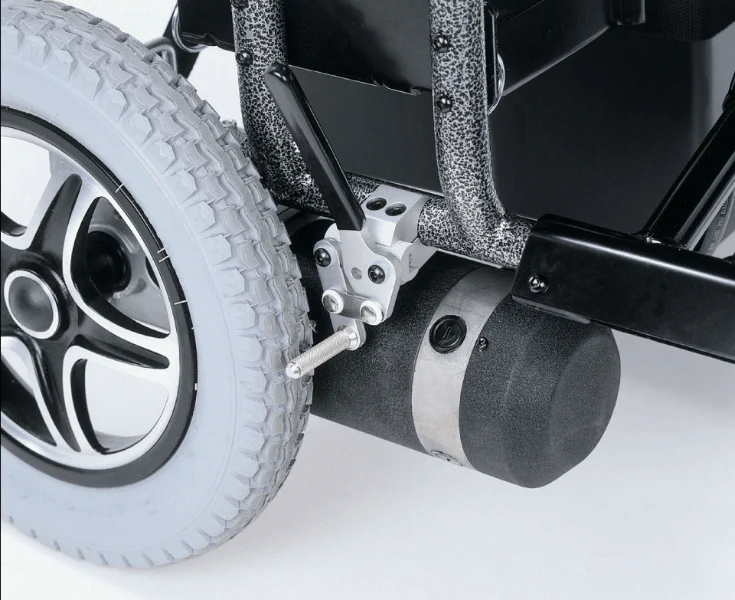 輪椅王 Merits WCP200 電動輪椅後輪和車軸的特寫，突出顯示了機械部件和連接點。