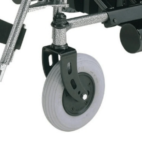 輪椅王 連接到 Merits WCP183 滾動裝置金屬框架上的灰輪的特寫，專為超重人員電動輪椅（700 磅承重）而設計。