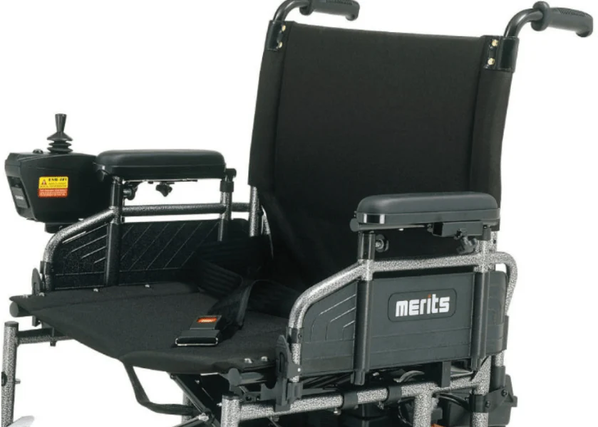 輪椅王 黑色電動輪椅，左側有扶手和控制操縱桿。側面可見品牌名稱「Merits WCP200 電動輪椅」。