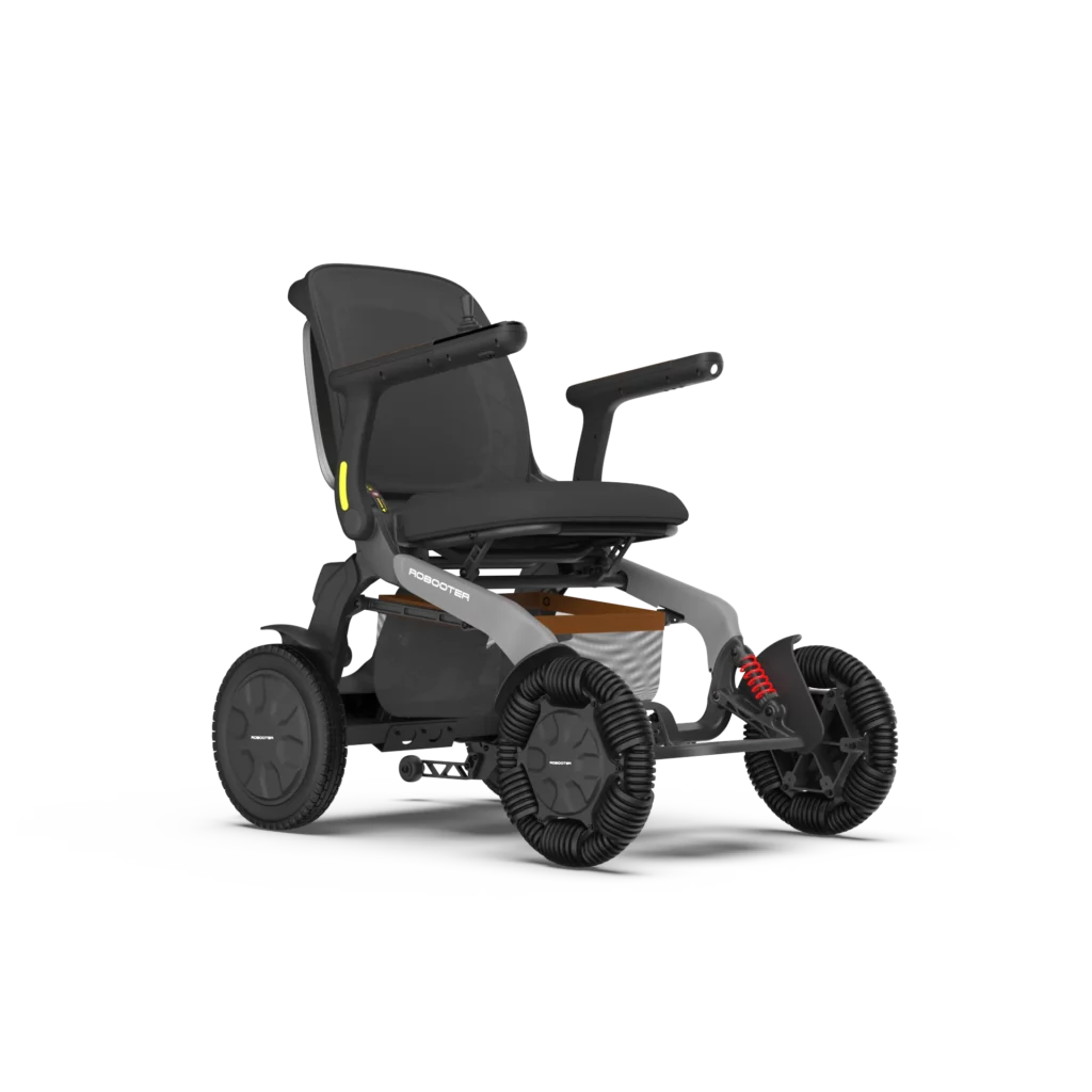 輪椅王 Robotter X60 是一款現代電動輪椅，有四個輪子、黑色座椅、扶手和一側的控制面板。該型號採用緊湊的設計和堅固的輪胎，增強了機動性。