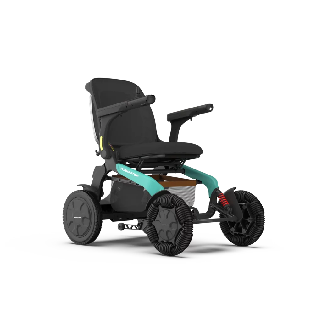 輪椅王 Robotter X60 電動輪椅擁有帶有綠色裝飾的黑色座椅、堅固的輪胎和可調式扶手，非常適合戶外移動。
