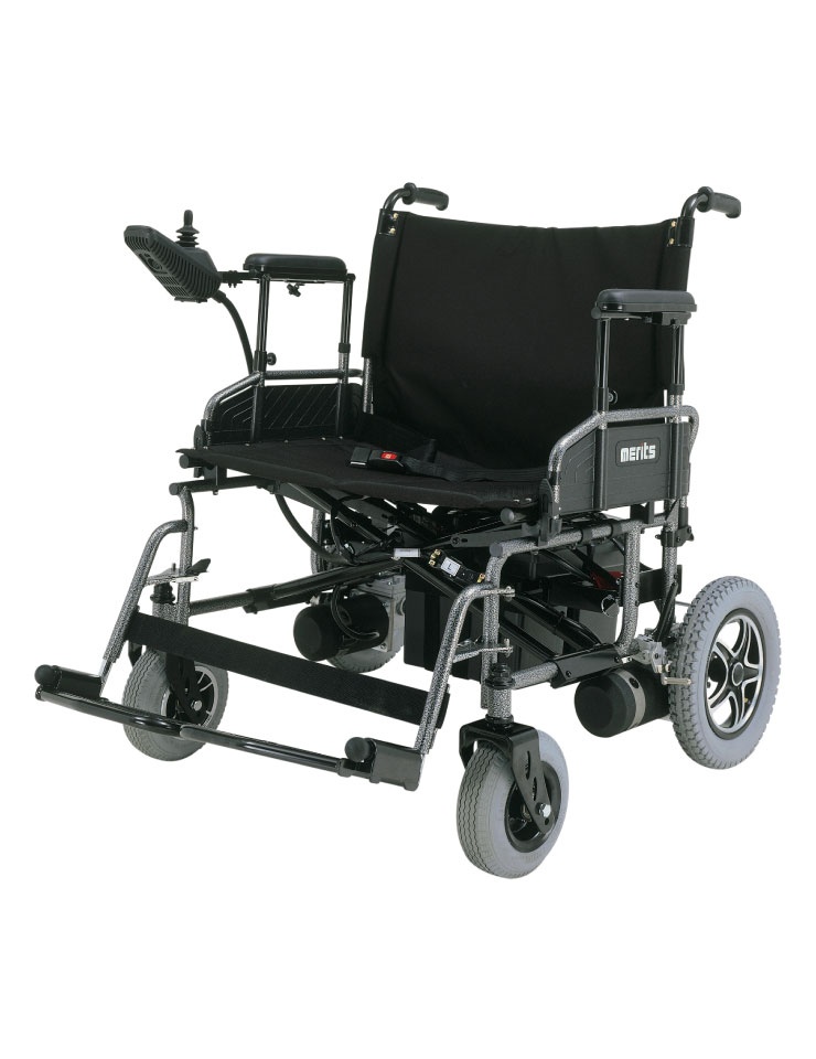 輪椅王 電動輪椅，特別是 Merits WCP200 電動輪椅，配有黑色座椅、左扶手上的控制面板和大型後輪。