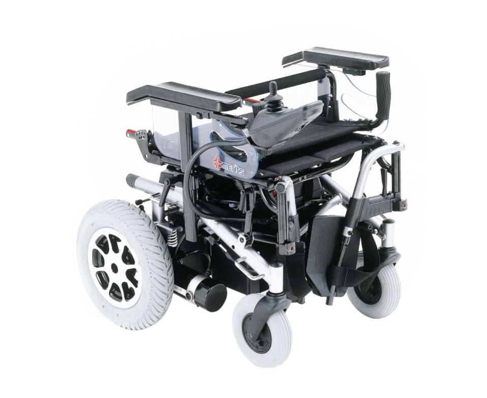 輪椅王 一款緊湊型黑色和銀色電動輪椅，配有白色和黑色輪胎、扶手、操縱桿控制器和折疊設計——優點 WCP200 多功能可調電動輪椅。