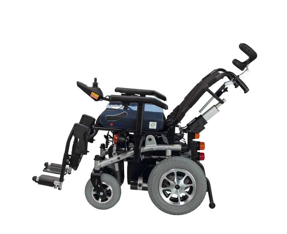 輪椅王 藍色 Merits WCP201 躺臥電動輪椅的側視圖，配有可調式背部支撐、操縱桿控制和腳踏板。輪椅具有較大的後輪和較小的前輪，以方便移動。
