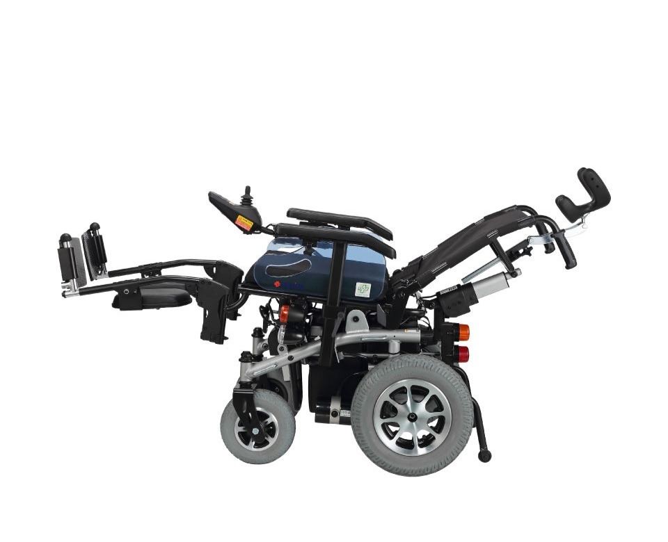 輪椅王 優點 WCP201 仰臥電動輪椅是一款電動輪椅，配有傾斜靠背和加長腿部支撐，旨在增強舒適度和行動輔助。框架主要為黑色，並配有大輪子以確保穩定性。