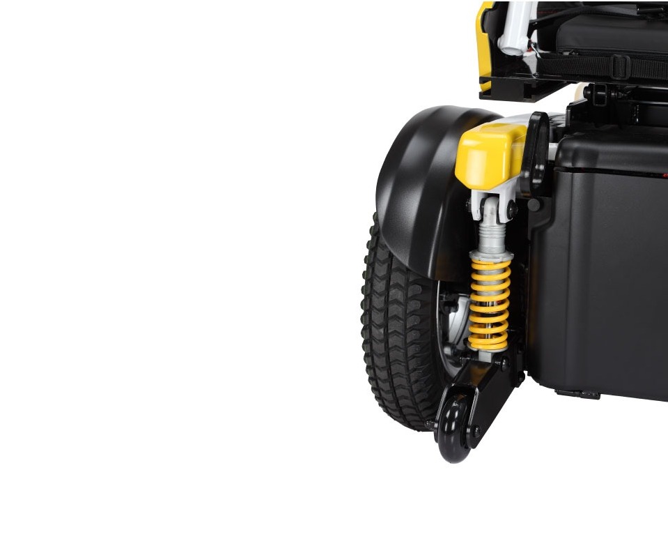 輪椅王 Merits WC210（14吋後輪）電動輪椅後部特寫，展示車輪、帶有黃色減震器的懸吊系統以及部分車架。