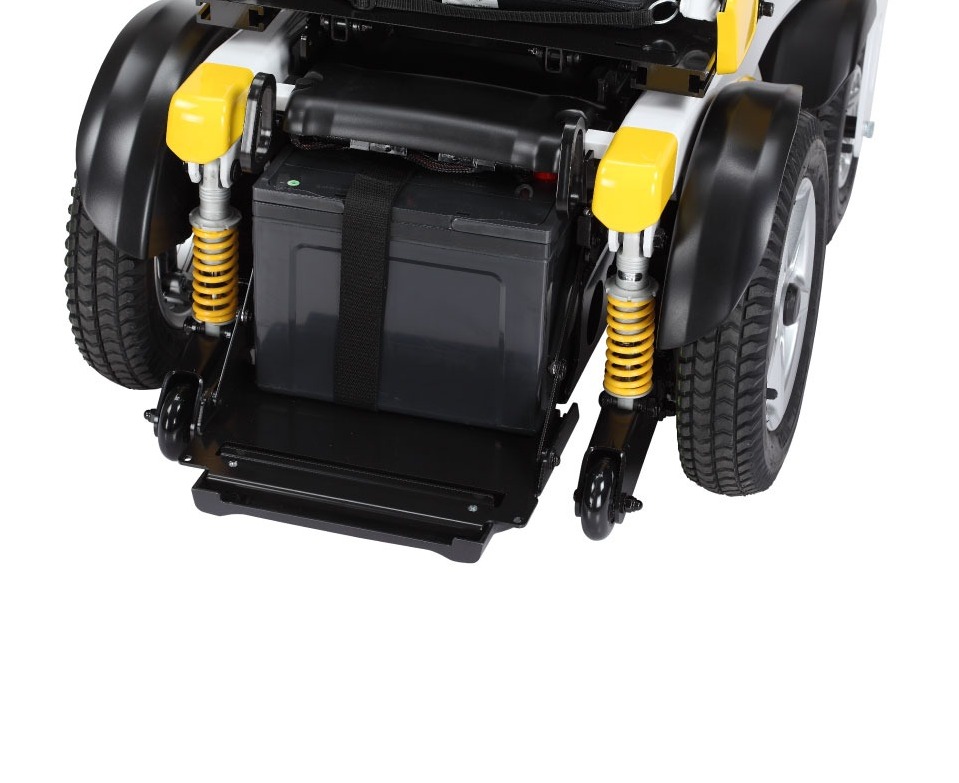 輪椅王 機動代步車後視圖的特寫圖片，重點在於 Merits WC210（14 寸後輪）電動輪椅的電池艙和懸吊系統。