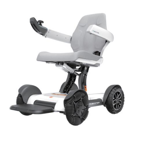 輪椅王 Robooter X40 是一款白色和灰色的機器人代步車，採用現代設計，配有舒適的座椅、扶手和四個大輪子以確保穩定性。這款折疊電動輪椅在時尚的包裝中提供便利和時尚。