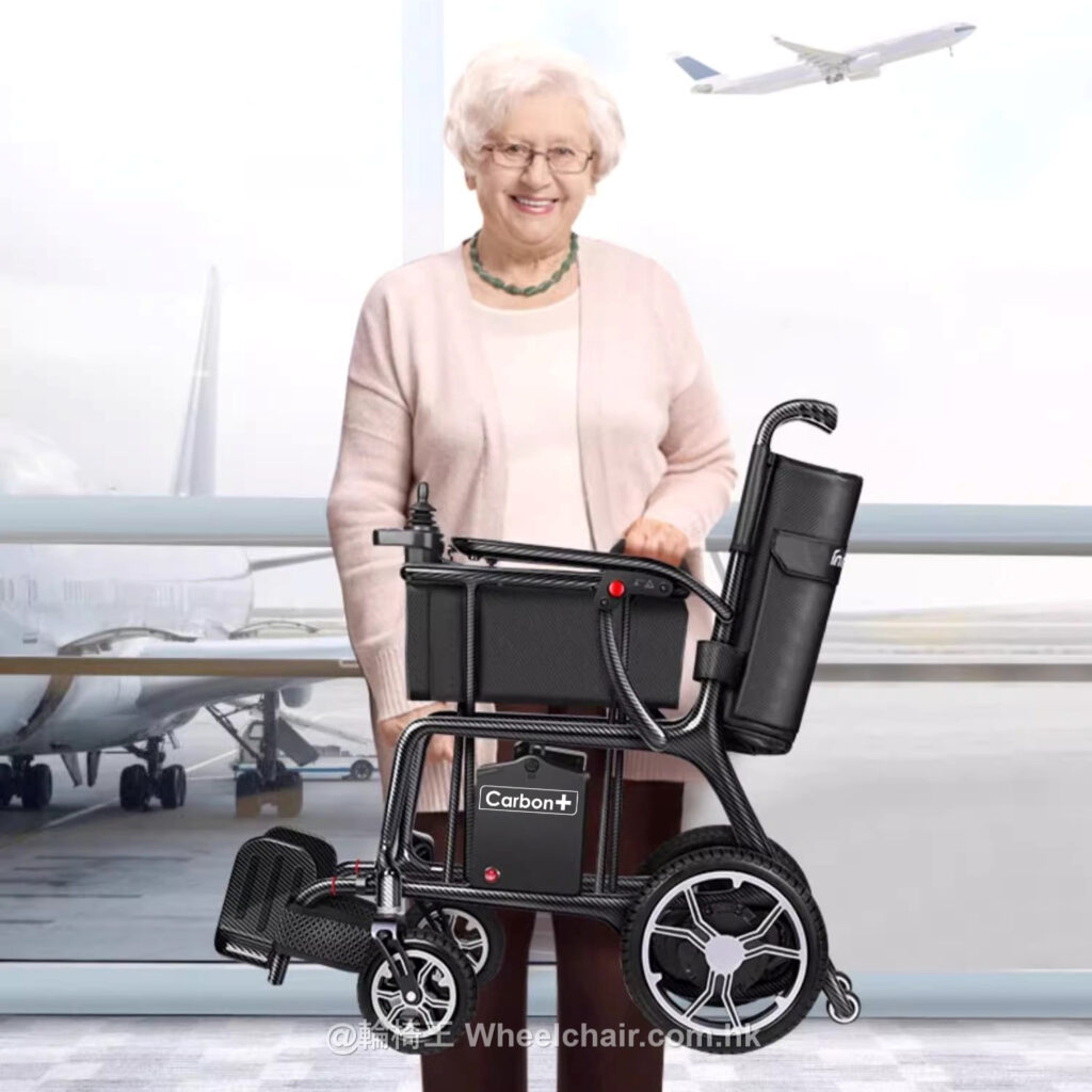 輪椅王 一位老婦人站在機場航站樓的室內，微笑著，旁邊是她的碳纖維電動輪椅，透過背景的大窗戶可以看到一架飛機。