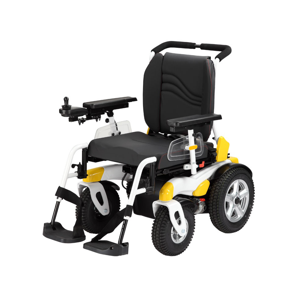 輪椅王 Merits WC210 黑白電動輪椅搭配黃色裝飾，右側扶手上設有操縱桿控制裝置，堅固的 14 吋後輪圈提供卓越的機動性。