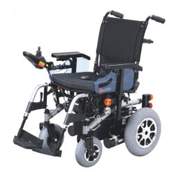 輪椅王 隆重介紹 WCP200 多功能可調式電動輪椅：一款時尚的黑色電動輪椅，配有軟墊座椅、扶手以及右扶手上直覺的操縱桿控制裝置。採用大後輪和小前輪設計，具有卓越的機動性。