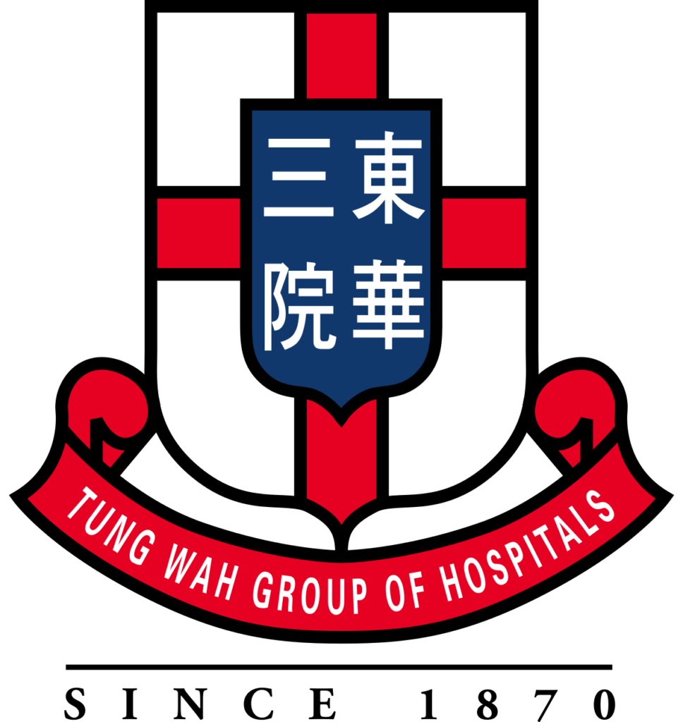 輪椅王客戶 東華三院標誌。它的特點是白色盾牌上有一個紅色十字，藍色中心包含漢字。盾牌下方有一面紅色橫幅，上面用白色寫著「東華三院」。