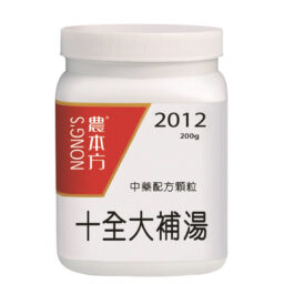 【香港中醫網】 白色容器，標有“NONG'S”，蓋子上有“2012”和“200g”字樣。紅白相間的標籤上醒目地寫著“農本方十全大補湯十全大補湯”，表明它是一種顆粒狀的中草藥。