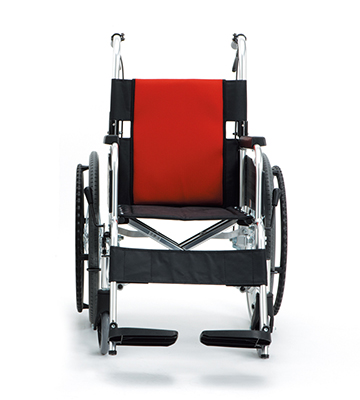 【輪椅王】 面向前方的日本 MIKI MPT-40(ER) 窄身中童輪椅，後輪較大，前輪較小，座椅和靠背為紅黑色。腳踏板被抬起，椅子坐在白色背景上。