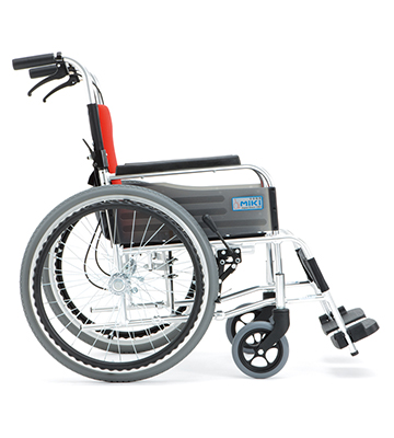 【輪椅王】 一種輕型輪椅，具有金屬框架、大後輪和較小的前輪。它有紅色靠背、黑色座椅和扶手。腳踏板可調節，側面板上可見品牌標誌「MIKI」。這款日本 MIKI MPT-40(ER) 窄身中童輪椅為年輕用戶提供舒適和時尚。