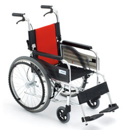 【輪椅王】 專為年輕用戶設計的現代 MIKI MPT-40(ER) 輪椅，具有堅固的金屬框架和紅黑色軟墊靠背。它包括大後輪、小前輪、可調式腳踏板以及後面用於推動的車把。這種日本製造的模型確保了風格和功能。