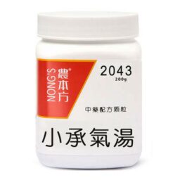 【香港中醫網】 帶有紅色和黃色標籤的白色塑膠罐，裝有 200 克產品。標籤上有中文文字，並有英文“NONG’S”。數字“2043”印在顯著位置。正面可見漢字「農本方小承氣湯XIAO CHENG QI TANG」。