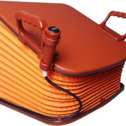 【輪椅王】 橙色腿部鍛鍊器，具有波紋狀手風琴結構。它具有一個標有“低”的控制旋鈕和兩個用於穩定性的手柄。這種緊湊便攜的設備類似於電動沙發墊，非常適合腿部運動。