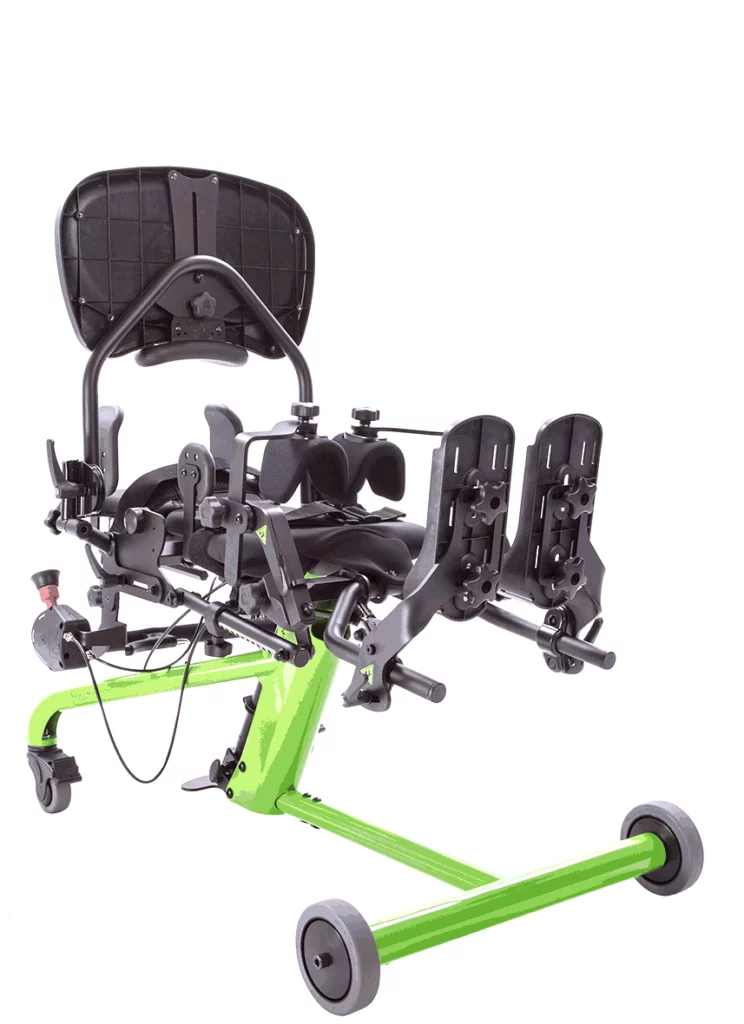 【輪椅王】 兒童輪椅 PT50001-1 Bantam Extra Small 是一款可調式復健設備，具有綠色框架和黑色支撐件，包括腳踏板、腿部支撐件和靠背。它包括各種旋鈕和帶子，用於固定和調整患者的位置。該設備裝有輪子，方便移動。
