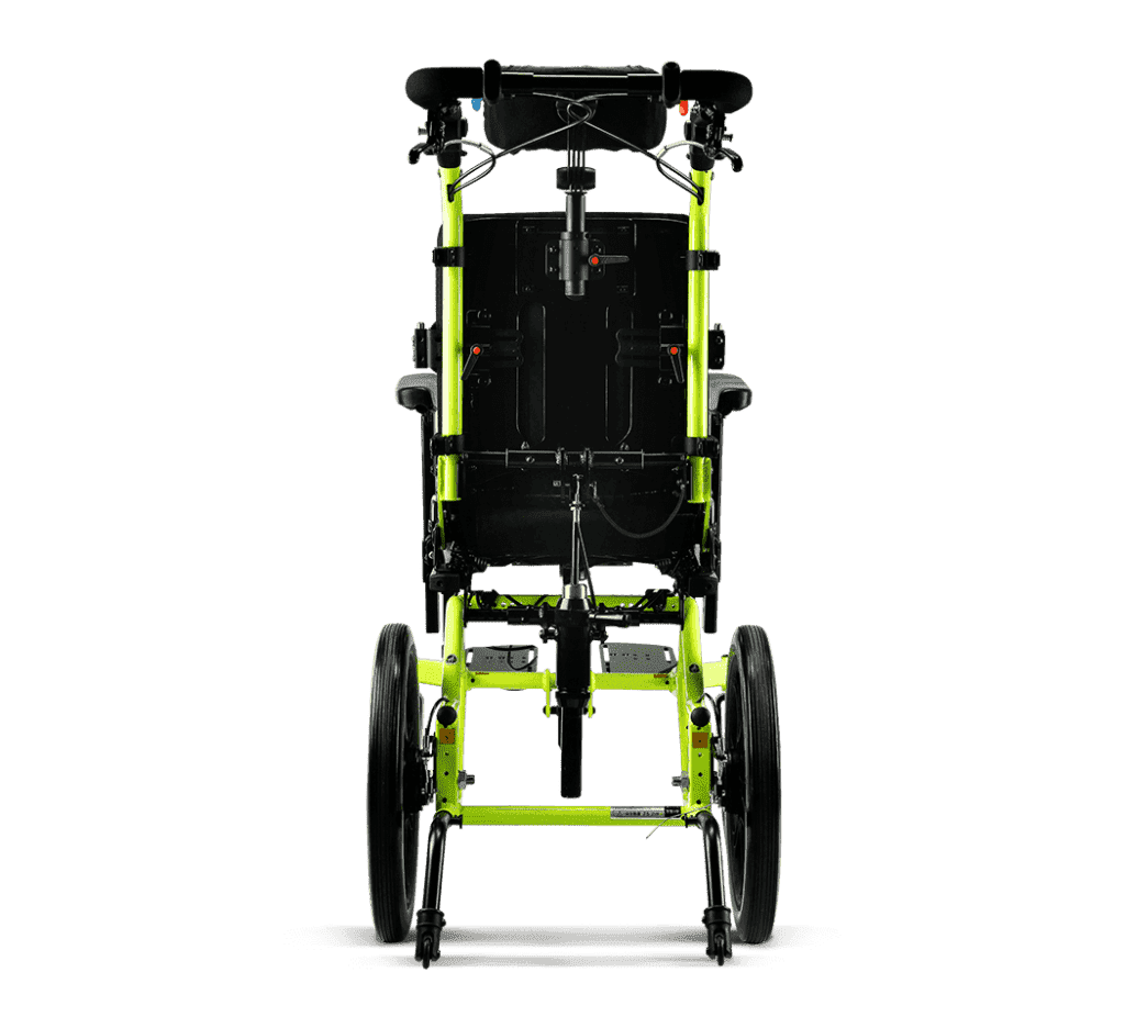 【輪椅王】 亮黃色 KARMA FLEXX ADAPT 站立式電動輪椅的前視圖，專為行動不便的人士設計。這張椅子採用垂直框架，配有黑色座椅和靠背、大後輪、較小的前腳輪以及各種調節機構，以確保舒適性和適應性。