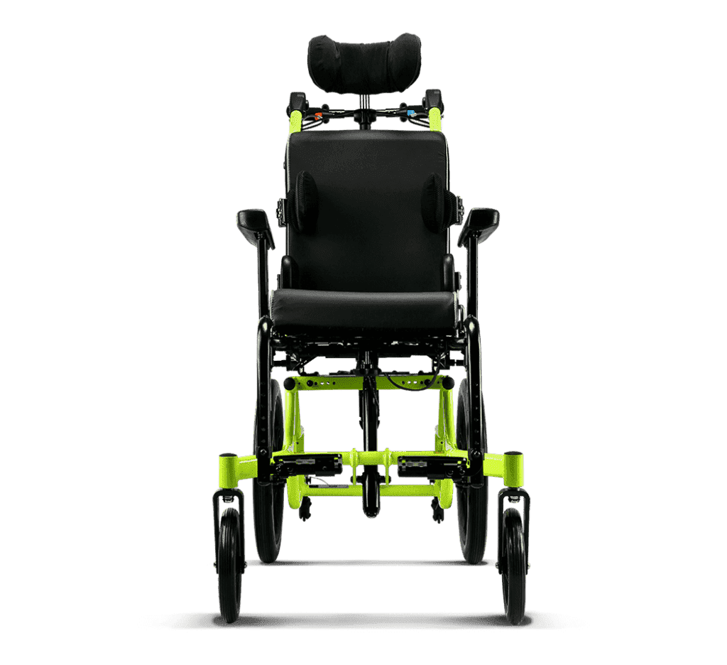 【輪椅王】 亮綠色兒童輪椅 KARMA FLEXX ADAPT 陪伴兒童成長高背臥式輪椅的前視圖，配有黑色緩衝墊和頭枕。輪椅配有黑色扶手和腳踏板，並配有四個小輪，方便操作。充滿活力的色彩和設計非常適合兒童。