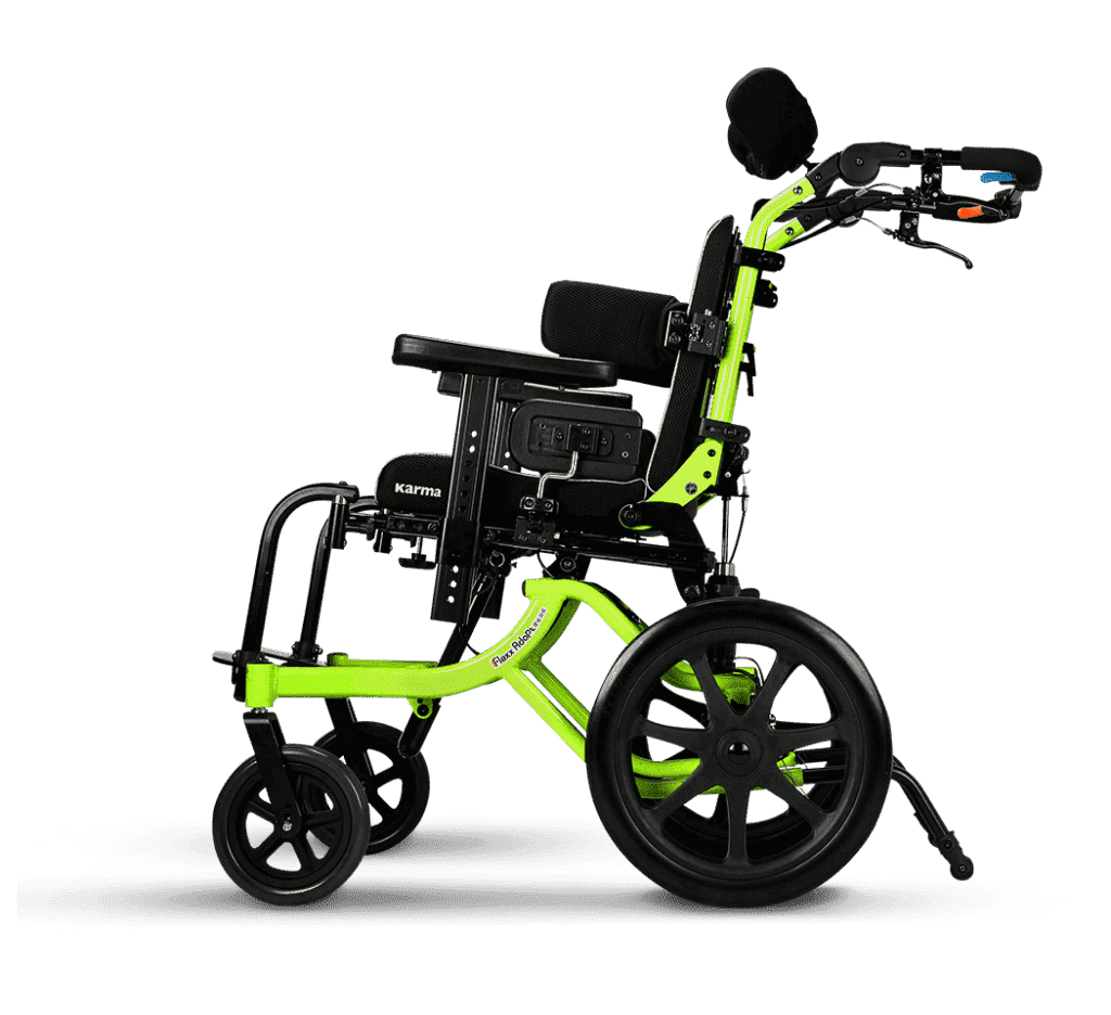 【輪椅王】 KARMA FLEXX ADAPT 陪伴兒童成長高背臥輪椅是專為兒童設計的輕盈、亮綠色輪椅。它的靠背、座椅和頭枕均配有黑色支撐墊，並配有黑色扶手和腳踏板。該輪椅具有較大的後輪和較小的前輪，以提高機動性。