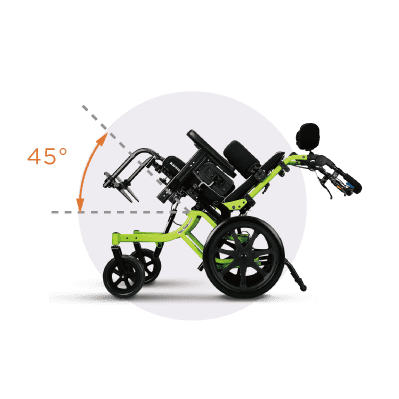 【輪椅王】 綠色 KARMA FLEXX ADAPT 輪椅以 45 度角傾斜，展示其傾斜功能。背景是一個簡單的白色圓圈，帶有橙色和虛線的 45° 角度指示器。這款輪椅專為兒童設計，配有黑色座椅和輪子，腳踏板和靠背可見。