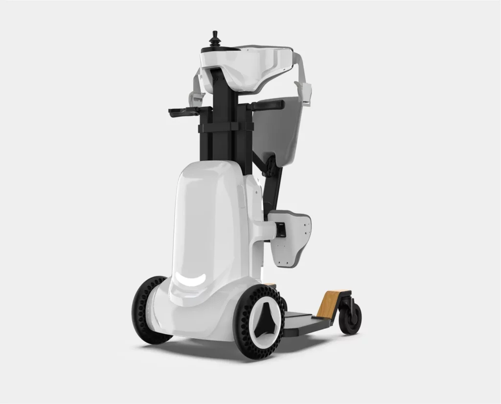 【輪椅王】 一款白色、現代的站立式移動滑板車，具有三個輪子和黑色裝飾，配有車把、座椅和腳踏平台。 XZ-Droid Smart 輪椅提供無縫的日常復健和改善的活動能力。
