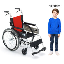 【輪椅王】 紅黑相間的 MIKI MPT-40(ER) 窄身中童輪椅旁邊是一個身高不到 160 公分的兒童圖像，凸顯了其適合較小使用者的需求。