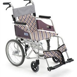 【輪椅王】 一款輕巧、可折疊的日本MIKI MOCC-43JL（DX）手推輪椅，配有格子織物座椅和靠背、銀色框架和腳踏板。