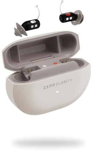 【輪椅王】 標有“ZEPP CLARITY”的白色充電盒打開，展示其內部結構。其上方漂浮兩個助聽器：左側為黑色，右側為灰色。這些助聽器具有先進的降噪功能，即使在充滿挑戰的環境中確保清晰的聆聽效果。