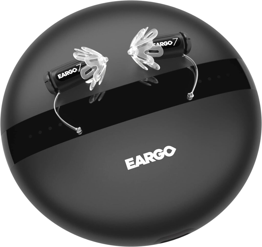 【輪椅王】 黑色 Eargo 7 助聽器充電盒，插入兩個超微型助聽器（只見接收微型線），如上圖所示。