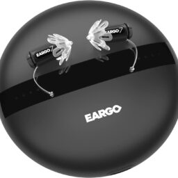 【輪椅王】 黑色 Eargo 7 助聽器充電盒，插入兩個超微型助聽器（只見接收微型線），如上圖所示。