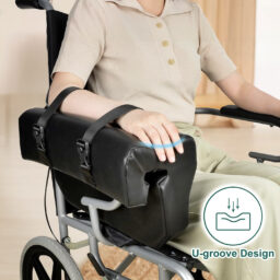 【輪椅王】 一個人坐在輪椅上，手臂放在 iGuerburn 輪椅扶手墊（左側臂槽配件）黑色軟墊臂槽上。右下角有一個U型槽設計圖示。