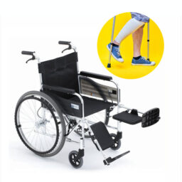 【輪椅王】 前景中顯示的是帶有腳踏板的黑色和銀色輪椅，特別是日本品牌 Miki MPTE-43 骨科腳架輪椅（輪椅王型號：ET-22）。插圖是一個人的腿的圖像，一條腿穿著白色石膏，在黃色背景下拄著拐杖。