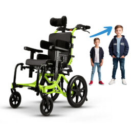 【輪椅王】 綠色和黑色兒童輪椅圖片，台灣 Karma Flexx Adapt，帶頭枕。旁邊有兩個小男孩的人物，一小一大，箭頭從較小的人物指向較大的人物，象徵著這款陪伴兒童成長高背臥式輪椅如何與您的孩子一起成長。