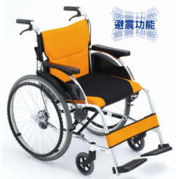 【輪椅王】 手動輪椅，配有橙色和黑色軟墊座椅和靠背、大後輪和較小前輪，專為行動輔助而設計。背景中有亞洲人物。此型號為日本品牌Miki FR43JD-22手推輪椅（環抱煞車）。
