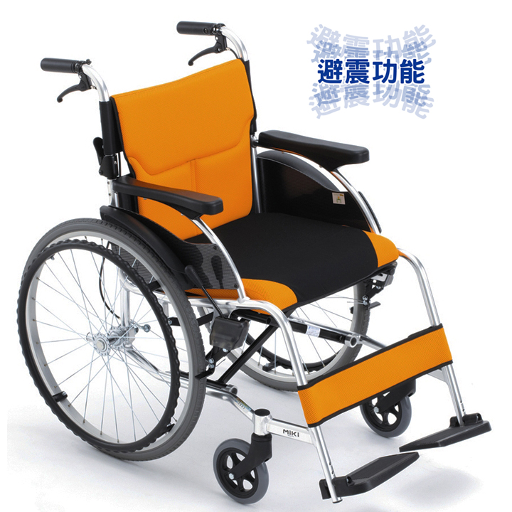 【輪椅王】 一款手動輪椅，被確定為日本品牌 Miki FR43JL-22 手推輪椅（特別設計輪椅力大幅減低）型號，採用黑色和橙色座椅，後輪較大，前輪較小。背景中可以看到外文文字。
