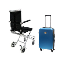 【輪椅王】 一張黑色布料的折疊輪椅和一個帶有伸縮手柄的藍色硬殼手提箱，並排拍攝。這是輪椅王YK207超小型旅行輪椅，專為便利出行而設計。